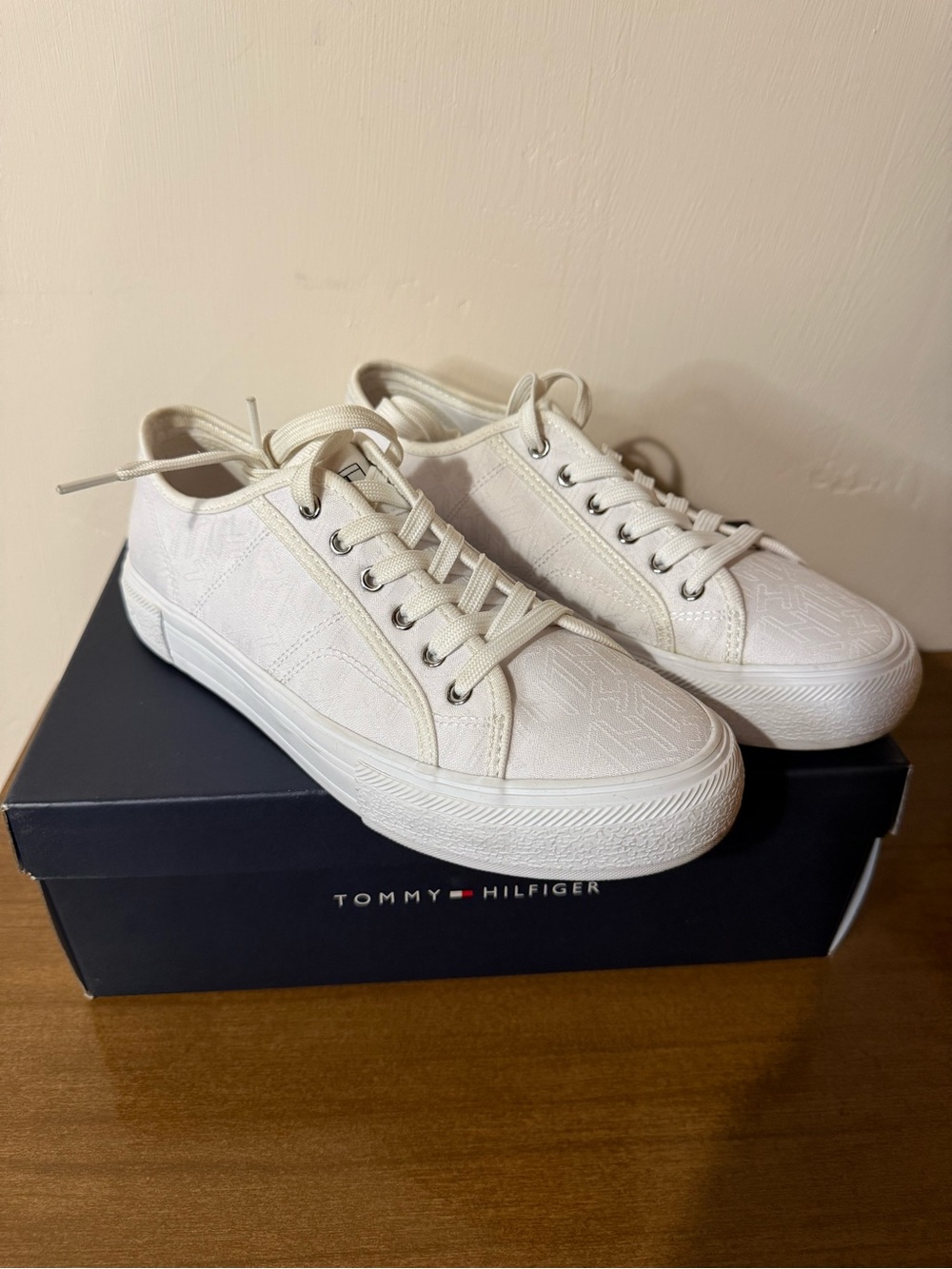 Tommy Hilfiger Women's Alessy White Canvas Sneakers Geometric Pattern Size 8M